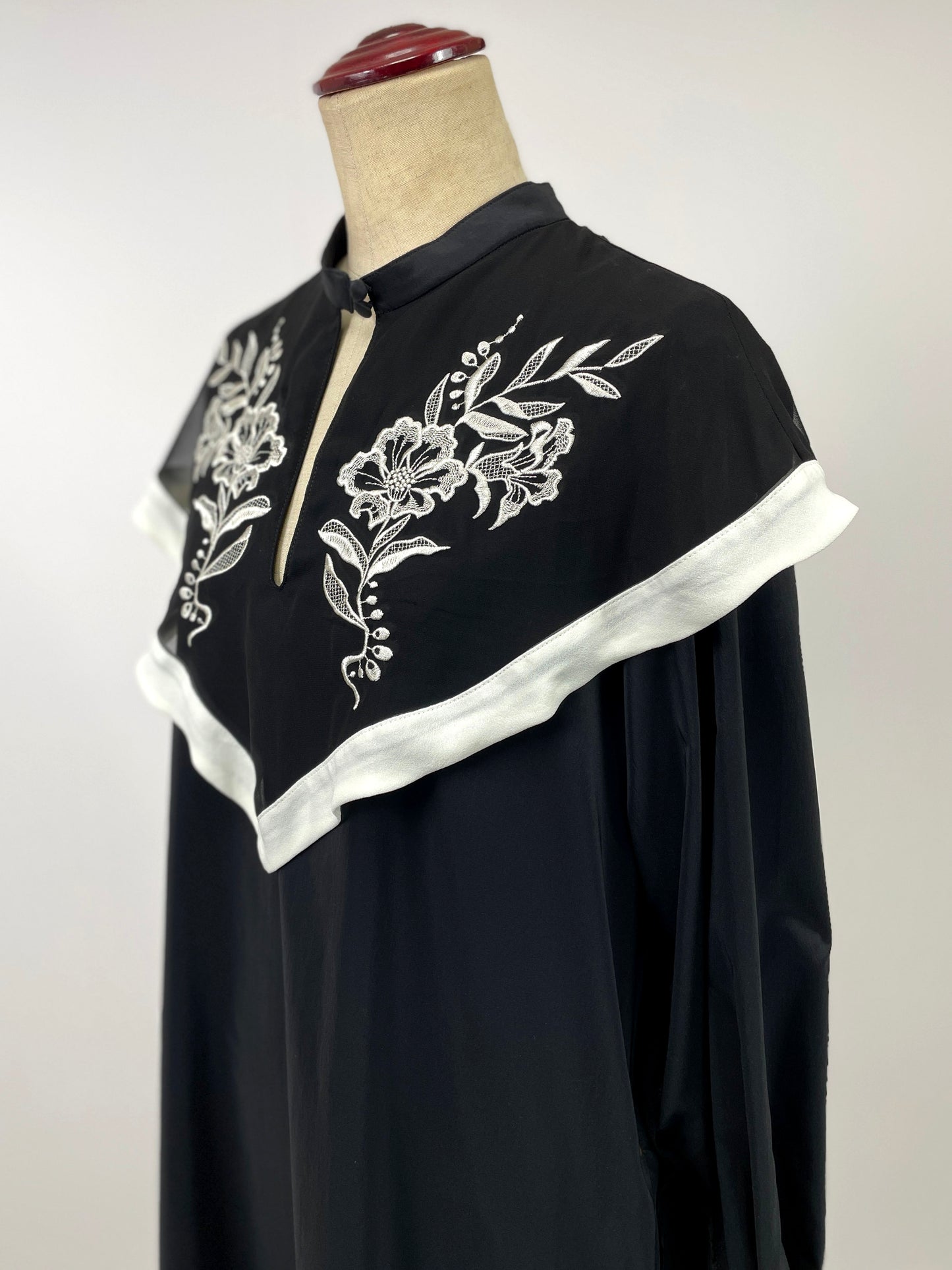 【F011-05008】ストレッチタフタ(ザクロ刺繍)/ワンピース